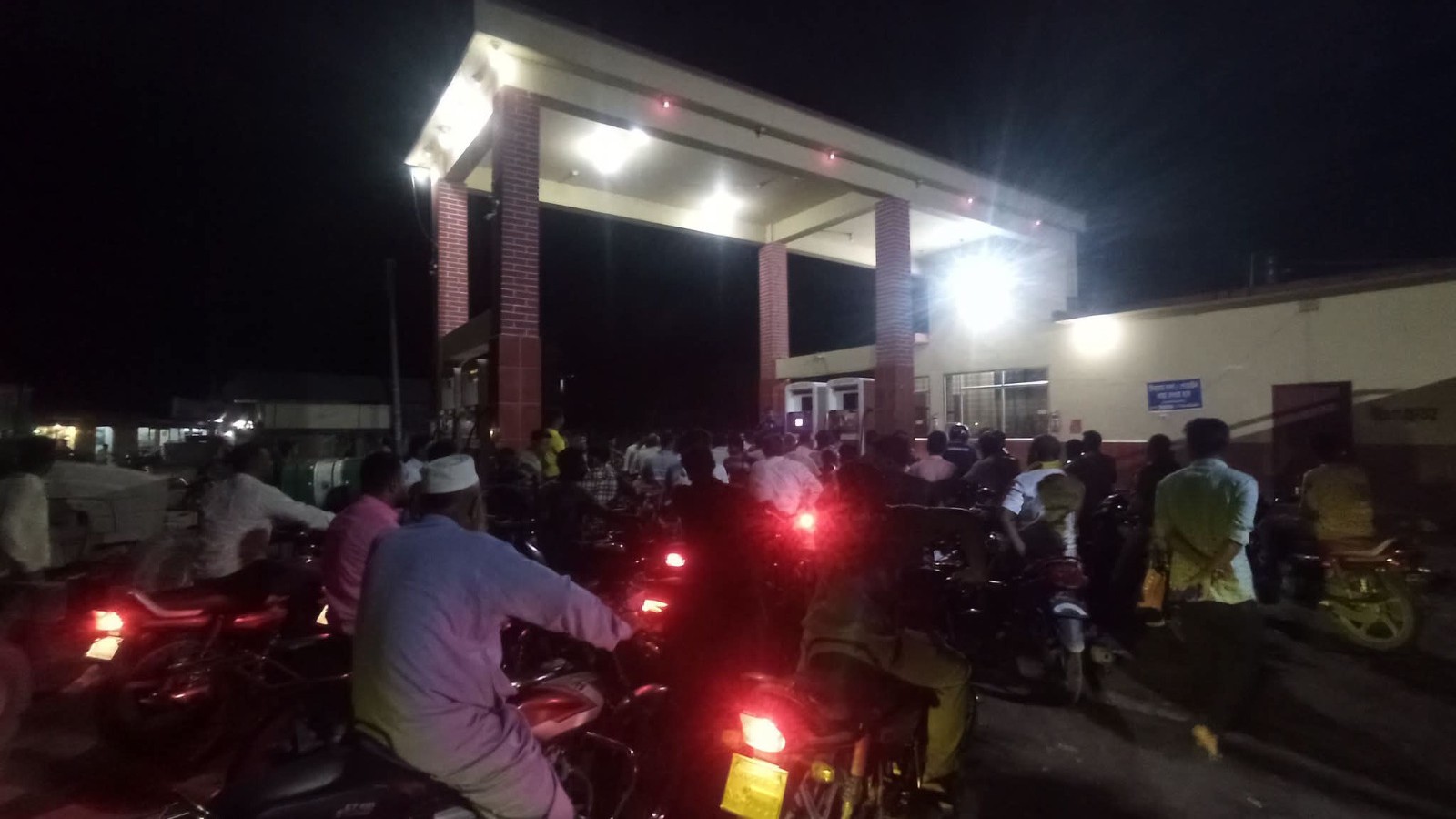 গুজবে তেল কেনার হিড়িক, ডিমলার ফিলিং স্টেশনগুলোতে দীর্ঘ লাইন